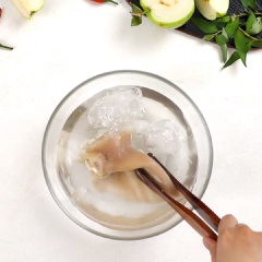 Sơ chế: Tai heo cạo sạch nhớt, rửa sạch lại với muối. Hành tây cắt lát mỏng rồi ngâm nước đá cho giảm độ hăng. Gừng cắt lát. Ổi cắt bỏ phần hột, cắt lát vừa ăn (Bạn nên chọn mua loại ổi nữ hoàng sẽ ngon hơn). Cà rốt gọt vỏ, bào sợi. Rau răm cắt nhuyễn. Sau đó, bắc nồi nước sôi, cho tai heo, gừng và 1 muỗng canh muối vào nồi luộc 30 phút, sau đó vớt ra ngâm nước đá để tai heo được giòn, ngon hơn, rồi cắt miếng vừa ăn.