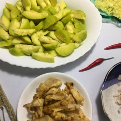 Rửa sạch cóc chẻ muối bỏ hột.