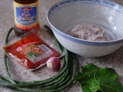 Bạn nên mua chả cá tươi đã được người ta quết sẵn ngoài chợ nha. Đậu đủa rửa sạch, cắt hạt lựu. Tỏi, lá chanh, xả và ớt đỏ băm xắt nhỏ. Cho tất cả nguyên liệu vào tô chả cá nêm 2 muỗng canh tương ớt, 1/2 muỗng canh nước mắm, quết đều hỗn hợp cho quyện vào nhau thật dẻo mịn. Để chả cá khoảng 30 phút hoặc lâu hơn để chả có độ dai.