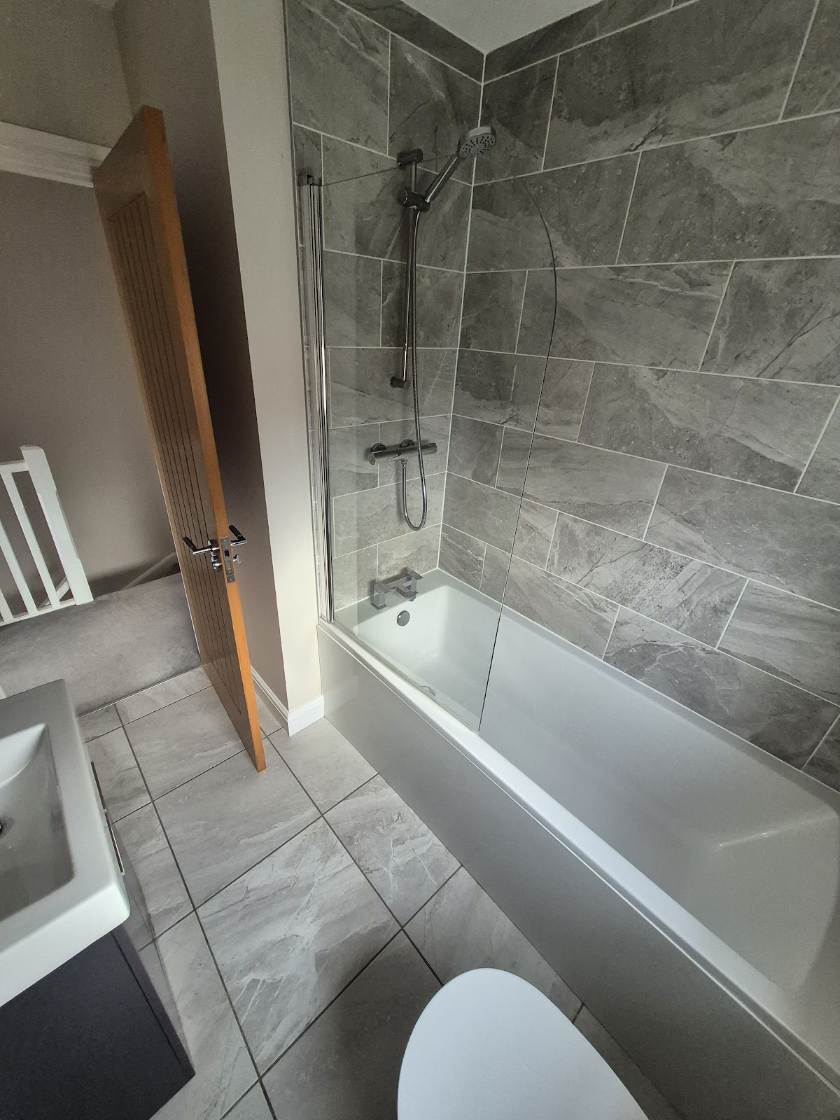 End of tenancy clean — bathroom scrubbed and gleaming