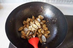 Trong chén nhỏ trộn đều hỗn hợp sốt gồm: 1 muỗng canh sa tế, 2 muỗng canh dầu hào, 1/2 muỗng canh nước tương. Phi thơm 1/2 chổ tỏi băm, hành lá thái nhỏ với 2 muỗng canh dầu ăn, cho chén sốt vừa pha vào đảo đều. Sốt sôi thì đổ nghêu vào đảo đều cho nghêu áo và ngấm sốt thì tắt bếp. Thêm ít tỏi băm vào trộn đều.