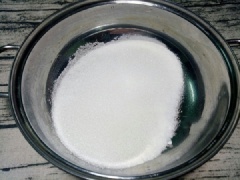 Trộn đều bột agar với đường cát, tiếp đó cho 1,6 lít nước lọc vào nồi, ngâm khoảng 10 phút rồi bắc lên bếp nấu. Khi nước thạch sôi lên thì vớt hết bọt cho nước thạch trong nhé!