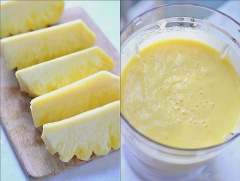 Thơm tươi chọn quả chưa chín hẳn, mua về gọt vỏ, cắt bỏ mắt thơm, rửa sạch. Dùng dao cắt thơm thành từng miếng nhỏ. Dùng máy xay sinh tố, cho 1/3 lượng thơm vào xay, lắc đều cối nếu cần. Sau khi thơm đã ra nước thì cho tiếp từng phần thơm còn lại vào xay cùng.