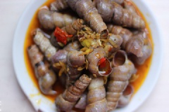 Đậy nắp đun với lửa vừa khoảng 4-5 phút là ốc chín. Dọn ốc ra dĩa, ăn nóng, có thể chấm kèm chén nước mắm pha loãng cùng gừng tỏi ớt bằm nhuyễn.