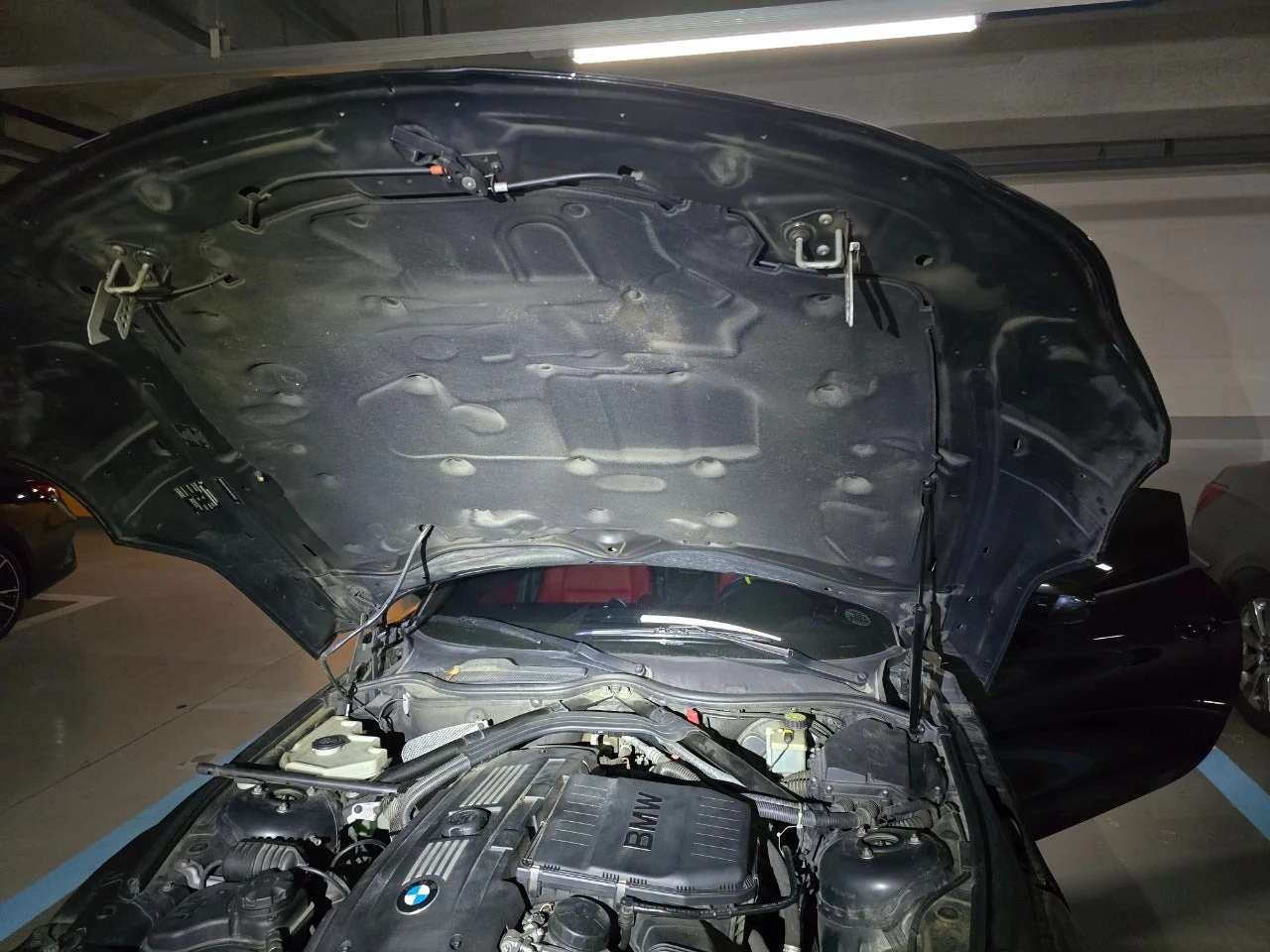 BMW Z4 E89 순정 후드 리프트 695mm(좌)와 K5 모비스 품번 81161 2T000 685mm(우) 길이 비교 — 마운팅 볼 규격 동일