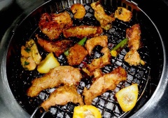Đặt thịt ba chỉ lên vỉ và đặt lên bếp than hồng, trong quá trình nướng phải lập và trở đều tay để thịt chín đều, không bị cháy. Cũng nướng luôn đậu bắp, cà tím để ăn kèm với thịt.