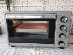 Lót giấy nên vào khuôn bánh nướng, đổ hỗn hợp bánh bánh lan vào đầy 2/3 khuôn bánh đã chuẩn bị. Đặt khay bánh ở lớp dưới của lò nướng đã nung nóng sẵn, chọn lửa trên và dưới cùng và đun nóng cùng lúc, nướng bánh bông lan trong khoảng 18 phút bánh bánh chín nhé! Bánh bông lan chín cho ra rack để nguội. Lấy 1 miếng bánh rộng khoảng 5cm. Sau đó dùng khuôn cắt miếng bánh nhỏ này thành những trái tim nhỏ xinh nhé!