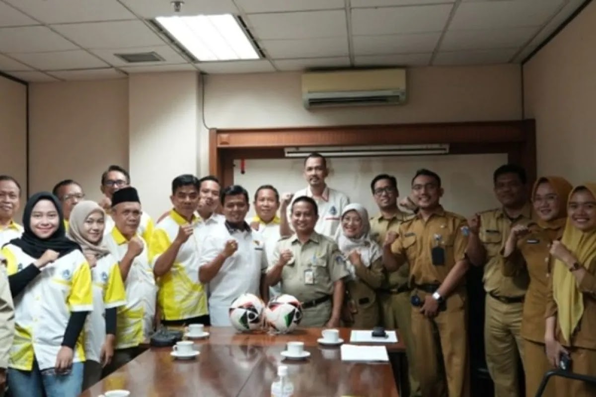 Pemkot Jakbar mendukung setiap usaha Askot PSSI dalam melaksanakan pembinaan dan kemajuan sepak bola di Jakarta Barat,
