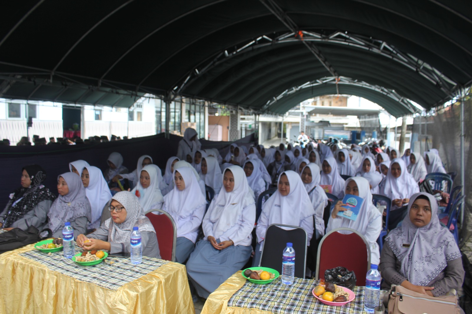 Guru dan Siswa Mengikuti Kegiatan dengan penuh khidmat