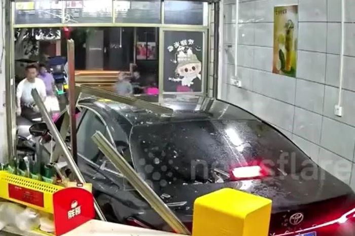 Mới lấy bằng lái, nữ tài xế lùi xe mất kiểm soát tông thẳng vào cửa hàng - Tạp chí Doanh Nghiệp Việt Nam