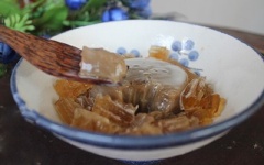 Cho món ăn ra đĩa, thêm rau câu, nước cốt dừa vào là xong rồi! Vị ngọt, đắng hòa quện vào nhau tan ngay trong miệng.