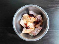 Cánh gà rửa sạch, khứa mỗi bên 2 đường sâu cho dễ ngấm gia vị. Ướp gà với muối, dầu hào, nước tương và rượu vang trong khoảng 30 phút.