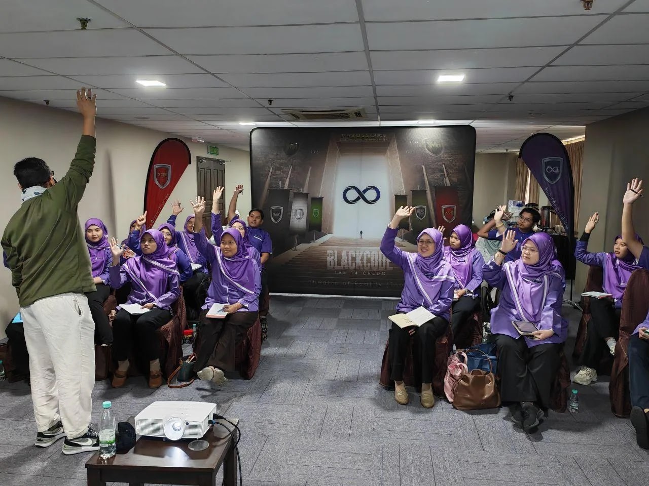 Peserta berinteraksi dalam aktiviti berpasukan