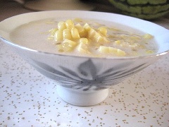 Múc chè ra chén và thưởng thức.