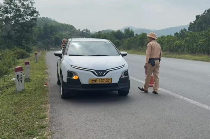 Xử lý nghiêm vi phạm tốc độ trên tuyến Quốc lộ 6 - Đài Phát thanh và truyền hình Hà Nội