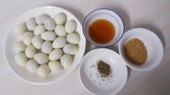 Trứng cút luộc chín, bóc vỏ sạch.