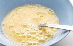 Trứng gà đập ra đĩa, thêm 1 muỗng cà phê muối, 1/2 muỗng cà phê tiêu vào, khuấy đều.