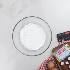 Phần đường vẽ: Cho vào tô 180g đường bột, 2 tsp nước cốt chanh, 1 lòng trắng trứng. Dùng máy đánh trứng đánh ở tốc độ vừa cho hỗn hợp bông đặc lại. Chia phần bột thành các phần, pha màu tùy thích. Nếu thấy đường đặc có thể thêm nước cốt chanh hoặc nước. Cho đường vào túi bắt kem nhỏ rồi vẽ trang trí lên bánh cookie. Để đường khô rồi mới vẽ màu tiếp theo để tránh bị lem màu.