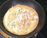 Đổ bánh: Phun 1 lớp dầu ăn thật mỏng lên chảo chống dính, để lửa vừa, đợi khi chảo thật nóng thì cho bột vào tráng mỏng đều=> cho tiếp tôm thịt, giá đậu xanh=> lấy vung đập lại (nên chọn vung có lỗ như hình để bánh giòn hơn)