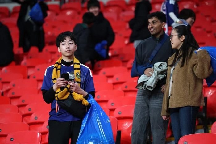 Không chỉ thắng Anh, CĐV Nhật Bản còn ghi điểm tuyệt đối khi dọn sạch rác ở Wembley - Chuyên trang An Ninh Thủ Đô - Báo Công an nhân dân