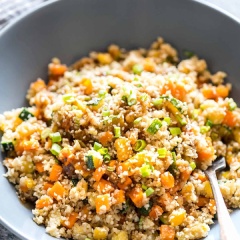 Cho cơm ra đĩa và thưởng thức. Thêm 1 ít mè rang cho món ăn thêm ngon và đầy đủ chất dinh dưỡng nữa nè. Có thể dùng kèm với nước tương và tương ớt như cơm chiên Dương Châu thông thường nhé. Chúc mọi người thành công ạ.