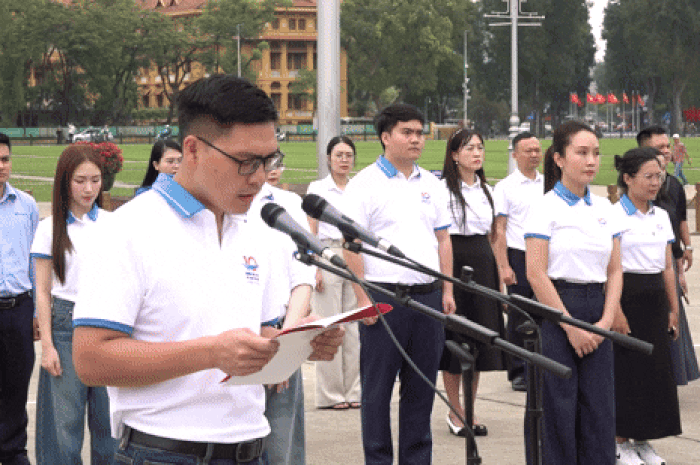 Đoàn đại biểu Gương mặt trẻ Việt Nam tiêu biểu báo công, vào Lăng viếng Chủ tịch Hồ Chí Minh - Báo Tiền Phong