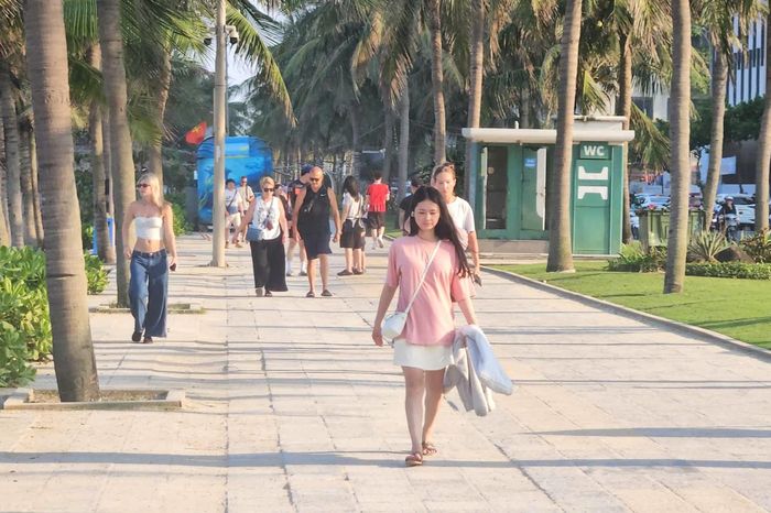 Không gian ven biển Đà Nẵng khác lạ sau 3 ngày cấm buôn bán trên vỉa hè - Báo Pháp Luật TP.HCM