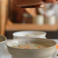 Sau đó chúng ta cho cần tây vào nấu thêm 3 phút nữa thì có thể thưởng thức rồi nhé. Rắc thêm 1 chút tiêu sẽ tăng thêm hương vị nhé!