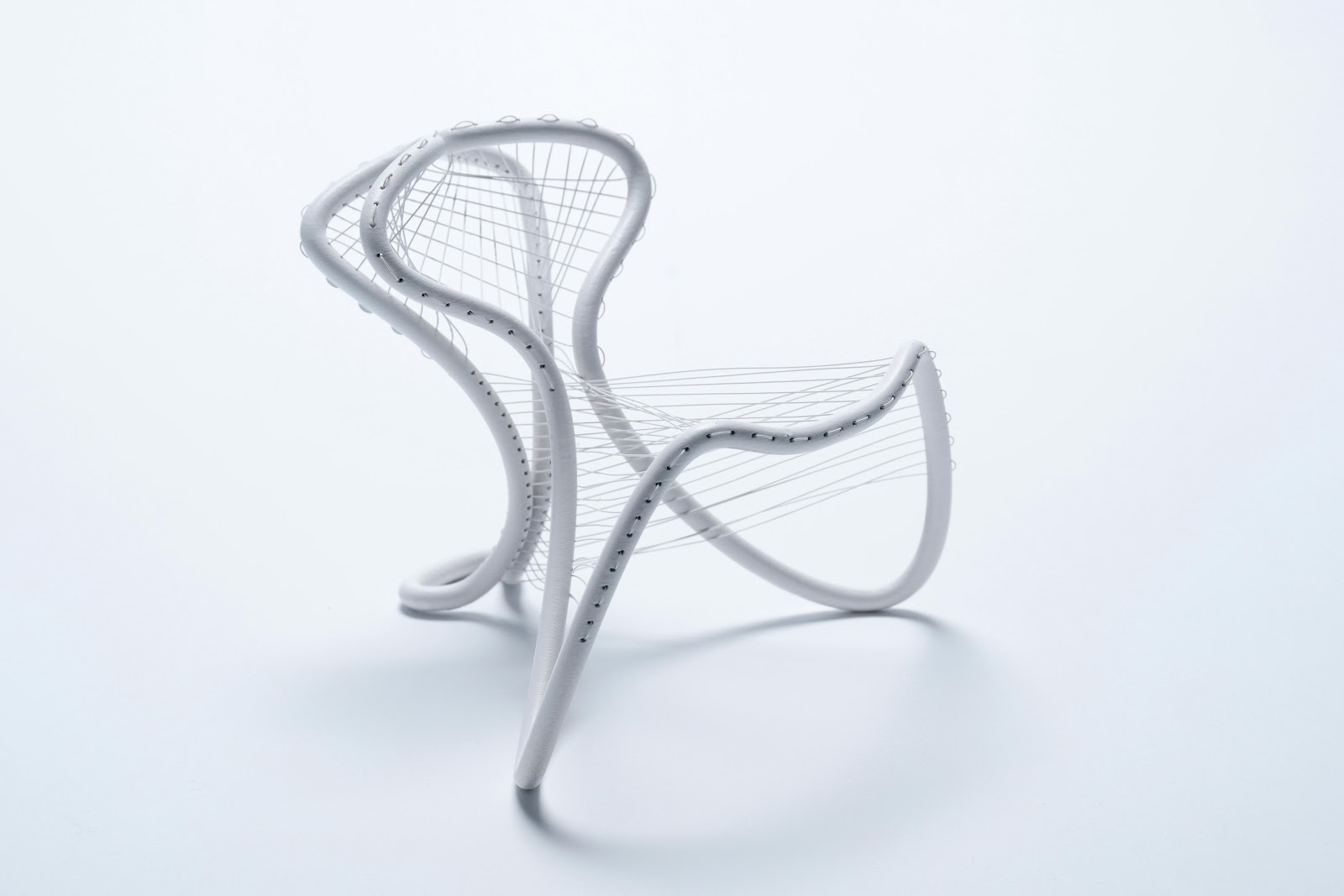 本音の対話を促進する椅子のデザイン-thumb-1