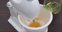 Thêm từ từ 3-4 giọt dầu ăn vào và đánh đều đến khi được hỗn hợp sốt vừa ăn thì ngừng thêm dầu.