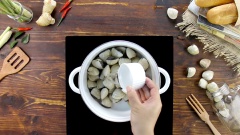Để làm nghêu hấp thái trước hết đem ngâm nghêu tươi sống với nước lạnh, thêm vài lát ớt, ngâm nghêu khoảng 30 phút để nghêu nhả bớt cát rồi rửa sạch. Cho nghêu vào nồi cùng với 50ml nước rồi đậy nắp, đun to lửa. Nghêu hấp 5 phút, khi thấy nghêu tách vỏ thì tắt bếp, gắp nghêu ra để riêng.