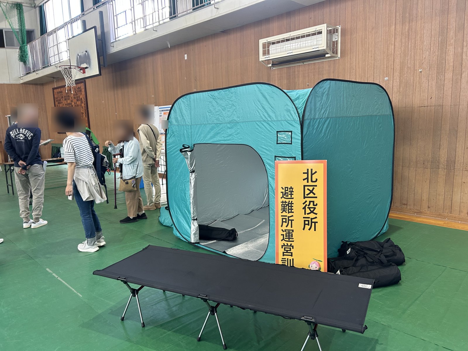 避難所運営訓練のブースに置かれた間仕切りテントと簡易ベッド