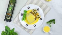 Đặt đậu que ở một bên dĩa, xếp cá và tôm cạnh bên, rưới sốt Hollandaise lên. Rắc hỗn hợp tỏi phi, quế tây và tiêu lên trên, rắc thêm ít tiêu nếu thích. Dùng ngay với đậu que luộc. Hải sản áp chảo với dầu Olive Latino Bella giúp giữ được hương vị ngọt tự nhiên của thịt, ăn kèm với sốt Hollandaise sánh mịn, vị chua thanh là chuẩn vị nha hàng