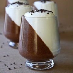 Đổ hỗn hợp mousse chocolate đen vào ly rồi đặt nghiêng ly trên khay đá. Làm lạnh mousse trong ngăn đá trong khoảng 30' rồi đổ tiếp lớp mousse màu trắng tiếp theo vào. Mousse chocolate đã hoàn thành.