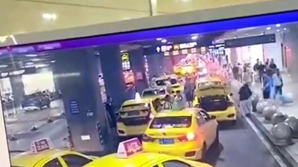 Taxi bất ngờ tăng tốc, lao thẳng lên vỉa hè, húc nhiều người đi bộ - Tạp chí Doanh Nghiệp Việt Nam