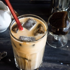 Chỉ cẩn thao tác một lần đun nước sôi để pha cà phê là bạn đã có được những đá viên cà phê dự trữ cho cả tuần hoặc cả tháng dùng dần không cần cần tốn thời gian đun nước nữa nhé!