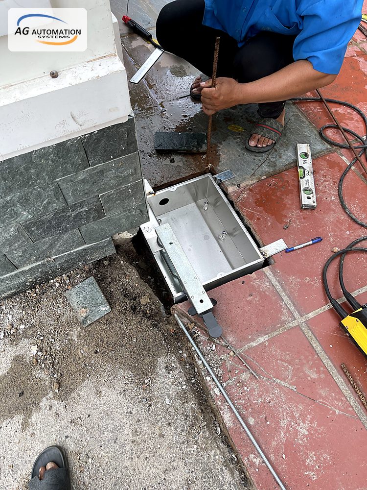 Thợ đặt hộp âm sàn cho cổng tự động