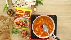 Tiếp theo nêm nước lẩu với 2 muỗng canh tương ớt, 2 muỗng canh tương cà, 2 muỗng canh sa tế, 1 muỗng canh dấm táo, 2 muỗng canh đường và 2 muỗng canh hạt nêm Nấm hương chay Maggi.