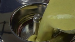 Cho hỗn hợp kem kiwi ở bước 3 vào máy làm kem, làm theo hướng dẫn sử dụng ghi trên máy và bật máy trong khoảng 30-40 phút là món kem đông lại. Khi thấy kem mịn thì đổ ra tô (hoặc thố) đã lót sẵn 1 lớp màng bọc thực phẩm rồi đặt vào trong ngăn đá tủ lạnh 1-2 tiếng trước khi ăn để kem có được độ đông hoàn hảo!