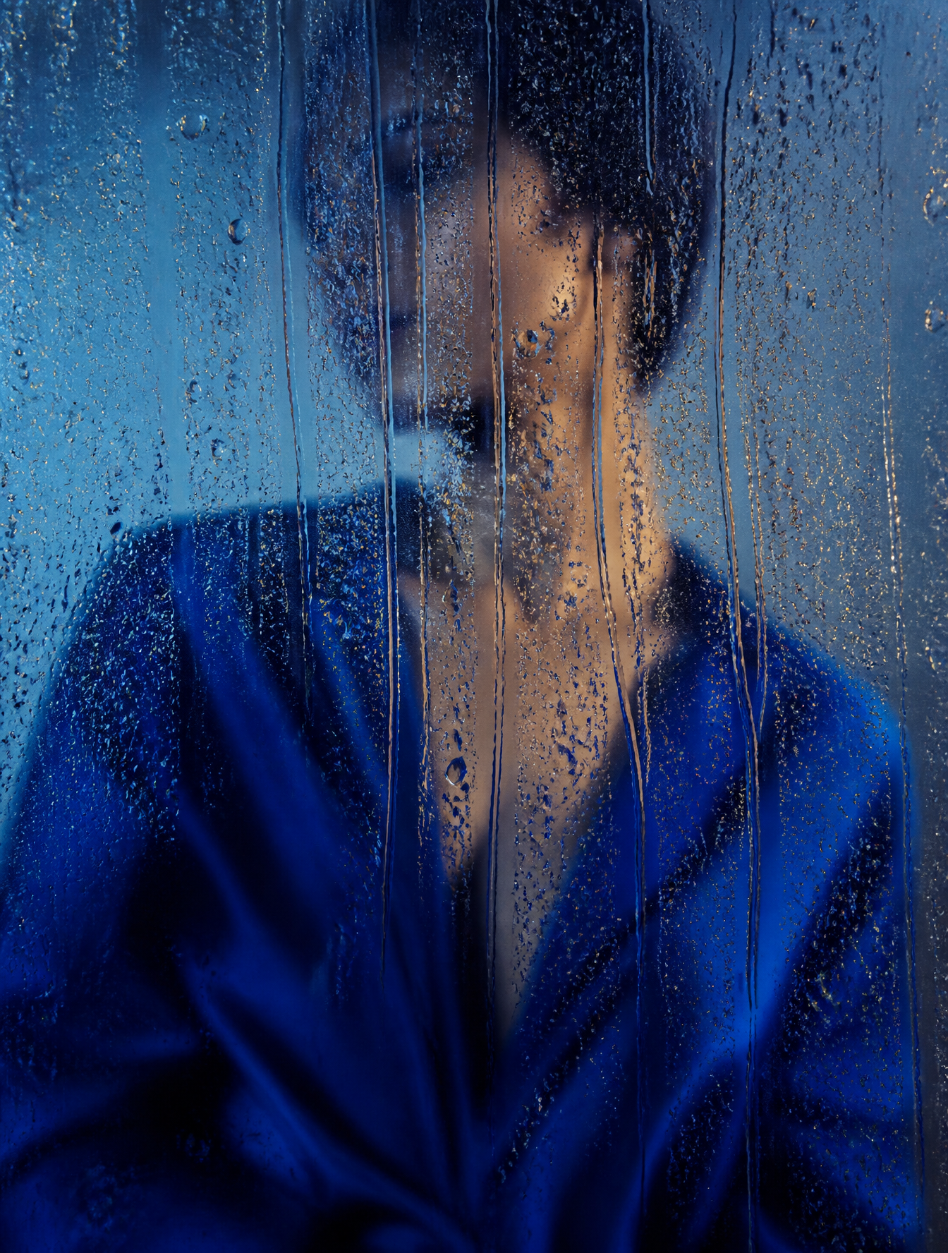 Una fotografía de moda editorial cinematográfica