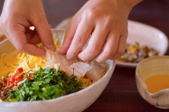 Cho tất cả hỗn hộp làm gỏi đu đủ vào tô: đu đủ, thịt luộc, sò huyết, rau thơm, hành phi.
