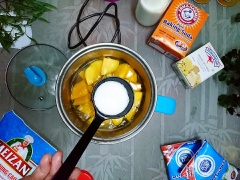 Bí đỏ sau khi cắt nhỏ cho vào nồi, đổ nước vừa ngập bí, thêm 1/2 muỗng cà phê muối, đường vào cùng với bí. Bí mềm bạn cho nhiệt độ xuống thấp nhất, đảo đều và từ từ nghiền nát bí đỏ, đến khi đạt được hỗn hợp dẻo mịn.