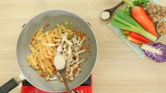 100gr tàu hũ ky tươi mua loại bảng lớn được chiên sẵn cho vàng 2 mặt. Cắt tàu hũ ky thành những miếng nhỏ dài. 100gr nấm linh chi nâu cắt bỏ gốc rửa sạch qua nước muối. Bắc chảo lên bếp, cho vào 1 muỗng canh dầu ăn rồi thêm 15gr hành boa rô băm, 15gr sả băm và 5gr ớt sừng băm rồi phi thơm. Tiếp theo cho tàu hũ ky và nấm linh chi nâu vào chảo. Nêm 1 muỗng canh hạt nêm nấm hương chay Knorr, 1 muỗng canh nước tương và 1/2 muỗng canh đường trắng rồi xào đều tay 3 phút thì gắp ra dĩa để riêng.