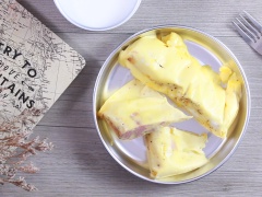 Bày trí đẹp mắt và thưởng thức. Có thể rưới ít tương ớt hoặc xì dầu để ăn kèm nhé! Hoặc có thể rắc thêm tiêu cho thơm.