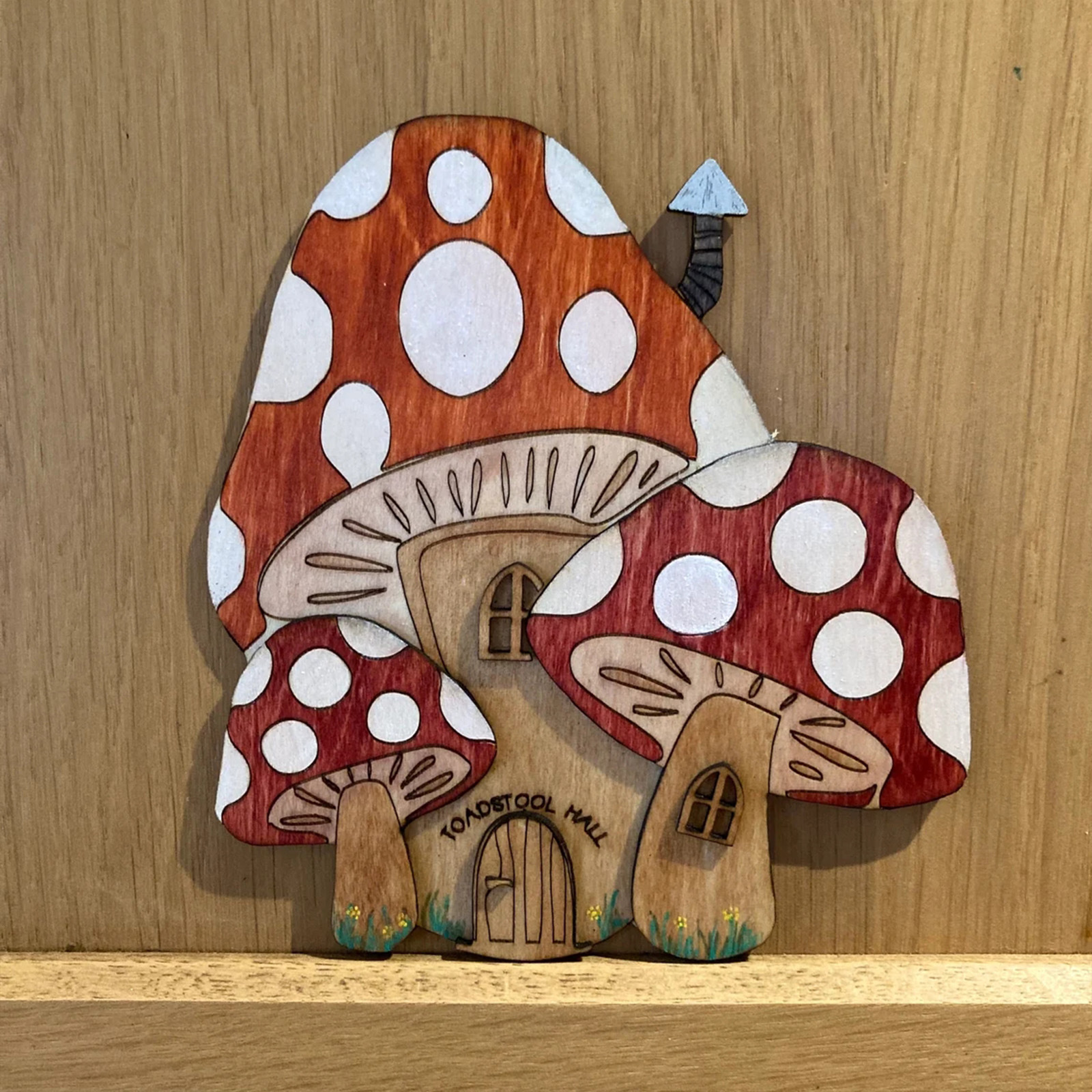 Dekorative 2D-Elfen-Tür aus Kiefernholz mit Tiermotiven