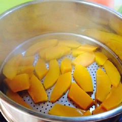 Bí đỏ gọt vỏ, bỏ hạt, cắt thành từng miếng vừa ăn. Sau đó, cho bí đỏ vào xửng hấp, hấp chín.