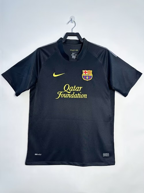Equipación de visitante del Barcelona 2011-12.jpeg