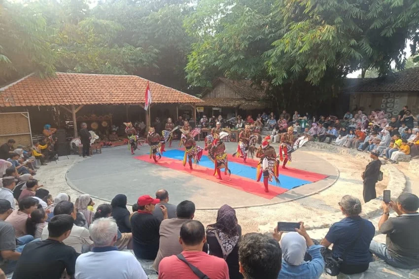 Suasana Pesta Rakyat Banyumas di Tanabambu, Bogor yang menampilkan kuliner dan seni budaya khas Banyumasan.