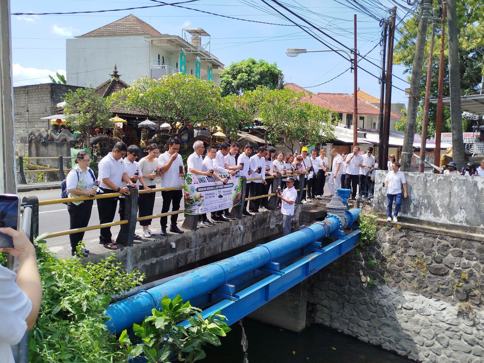 Foto Penuangan Eco Enzyme dan Penanaman Pohon Matoa di Vihara Maitreyawira Bali
