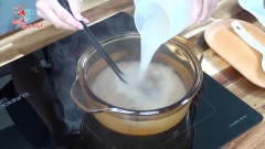 Đây là 1 lít nước lọc và nước quả dừa , đợi nước sôi Linh đổ đường và bột rau câu vào, khuấy đều, đun sôi từ 5-7p là được.